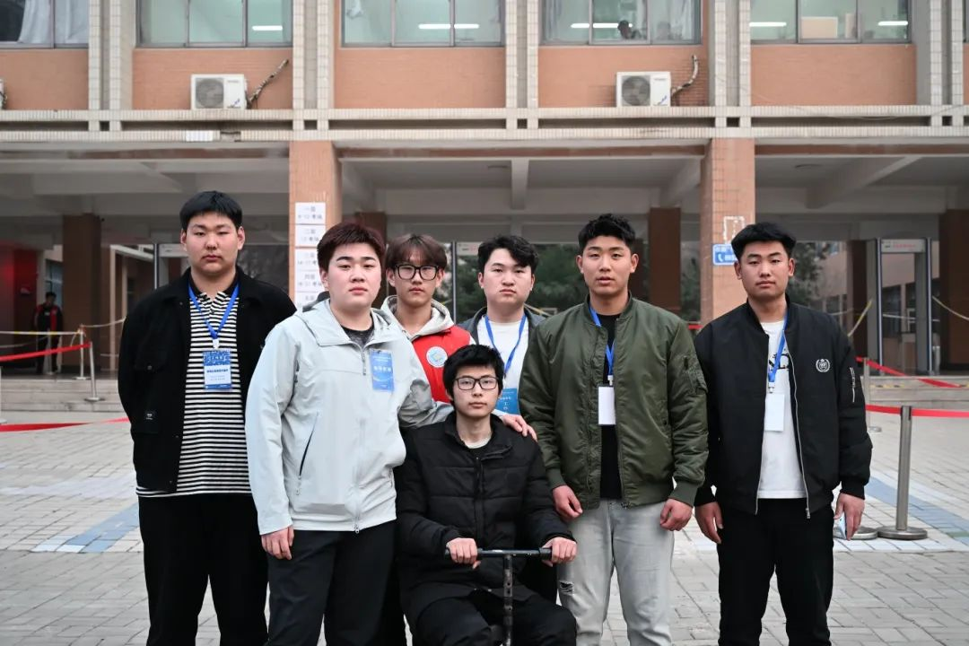 动职业技术学院志愿者为残疾考生捐赠助学金