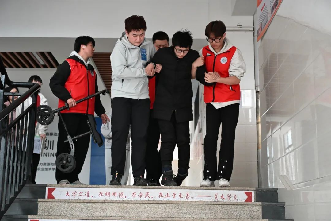 动职业技术学院志愿者为残疾考生捐赠助学金冰球突破游戏网站考场外的神秘信封：山东劳(图2)