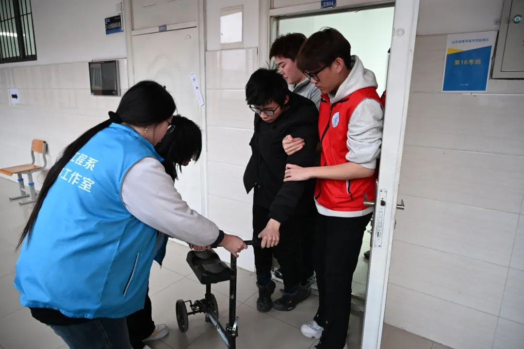 动职业技术学院志愿者为残疾考生捐赠助学金冰球突破游戏网站考场外的神秘信封：山东劳(图3)