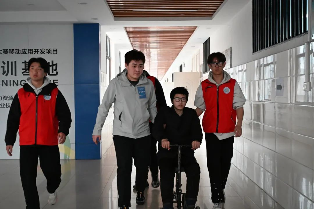 动职业技术学院志愿者为残疾考生捐赠助学金冰球突破游戏网站考场外的神秘信封：山东劳(图4)