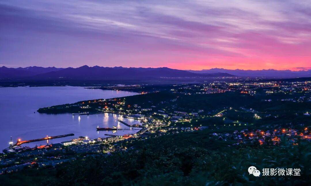 加半岛棕熊捕鱼、白令海峡寻拍鲸鱼及自然风光专业摄影团冰球突破