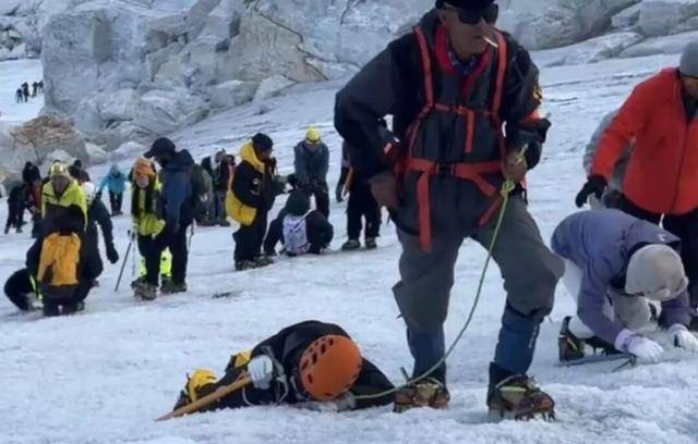 人遇难鳌太线越网红越危险冰球突破豪华版5人进山3(图9) 人遇难鳌太线越网红越危险冰球突破豪华版5人进山3(图9)